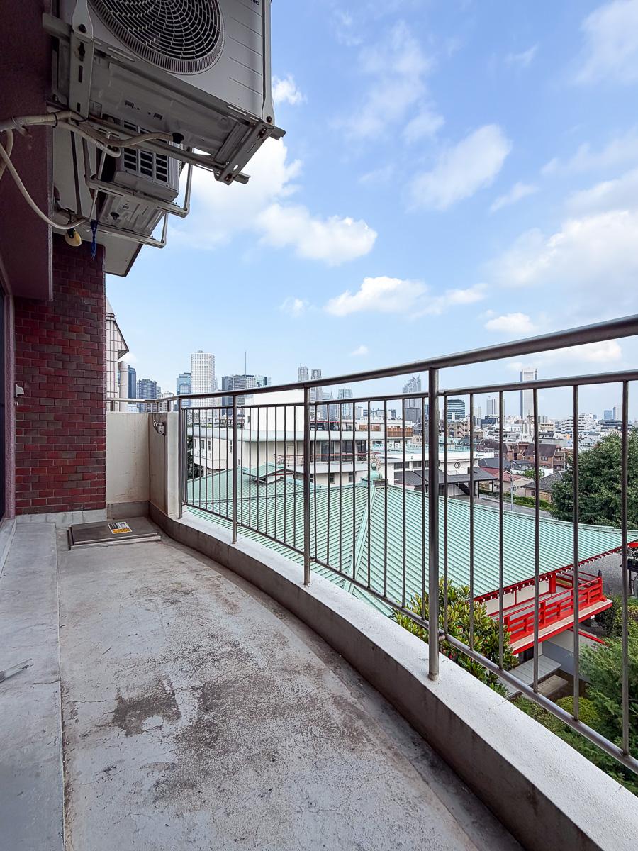 中野区本町の賃貸物件/ゆるく曲線を描くバルコニー。広さにゆとりがあります