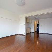 中野区本町の賃貸物件/バルコニー側からLDKをみる