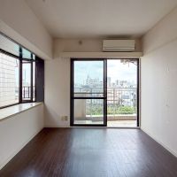 中野区本町の賃貸物件/南側の洋室。こちらもしっかりと光が取り込まれます