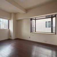 中野区本町の賃貸物件/北側の洋室。こちらも二面採光で、あまり暗い印象はありませんでした。