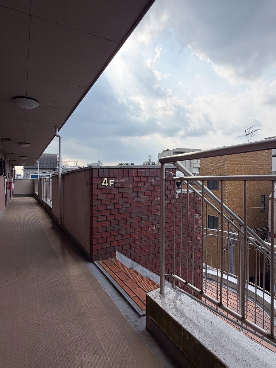 中野区本町の賃貸物件/エレベーターはなく、階段で4階まで。構造のおかげか、疲れづらい印象でした