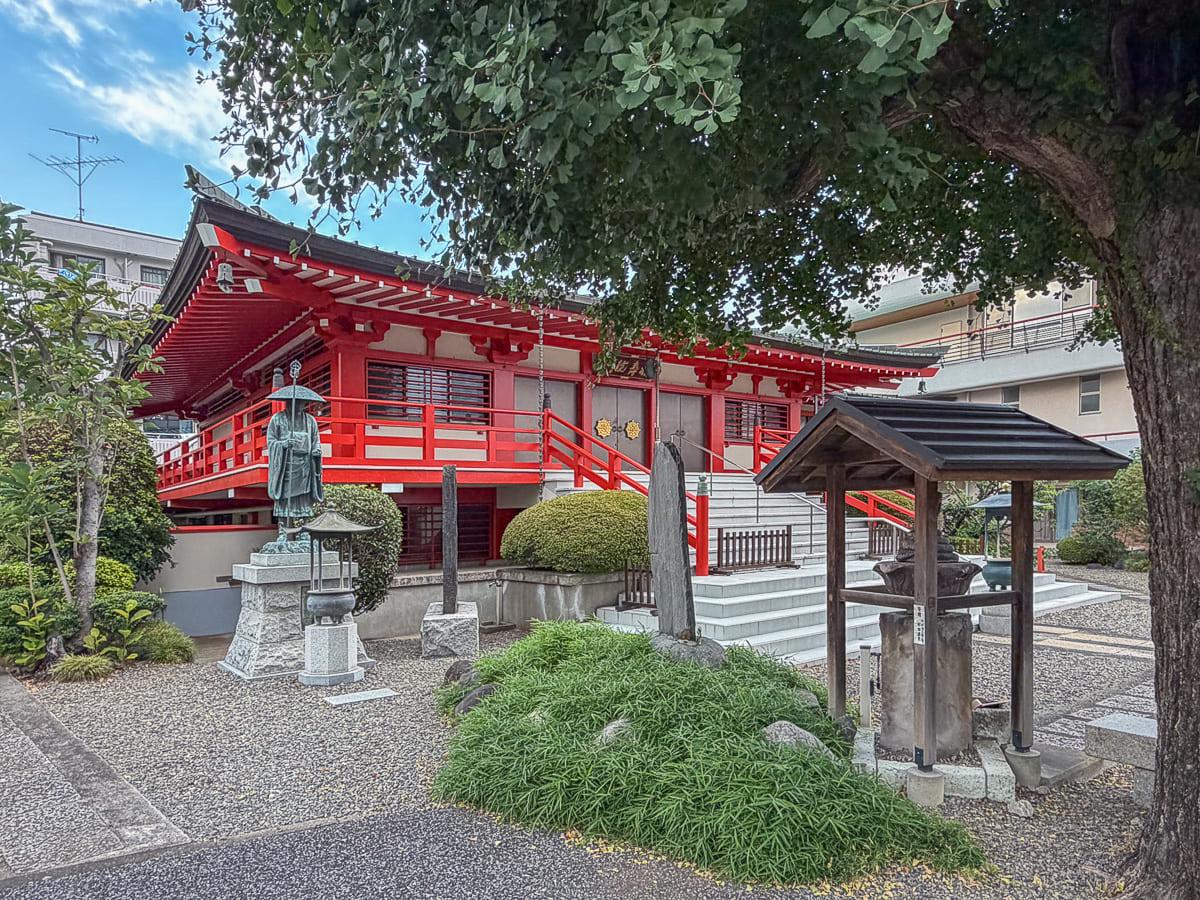 中野区本町の賃貸物件/目の前の福寿院