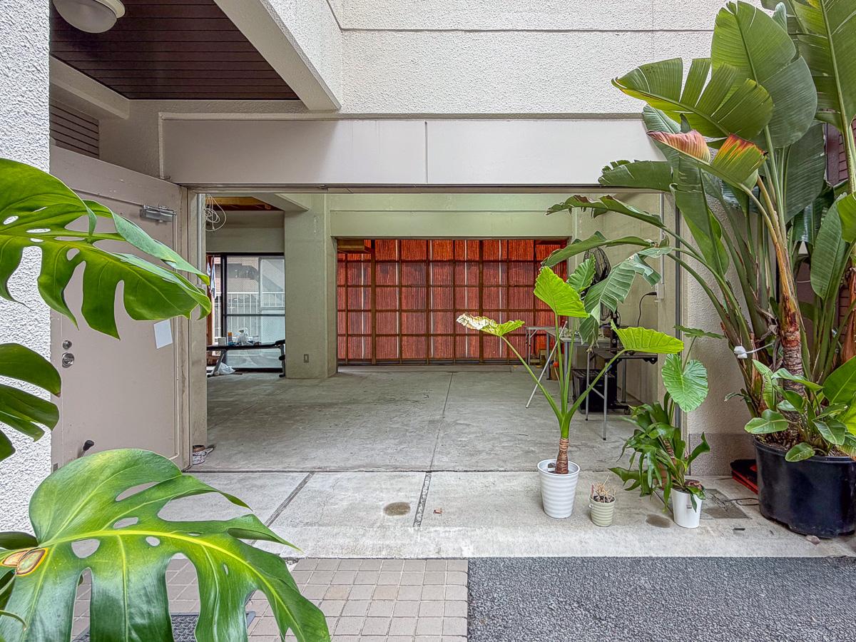 千代田区東神田の賃貸物件/建物正面。植栽が良い雰囲気