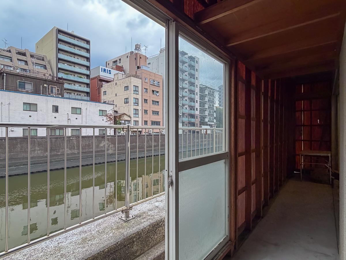 千代田区東神田の賃貸物件/真裏に流れる神田川。まさにスレスレです
