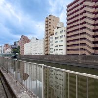 千代田区東神田の賃貸物件/窓から川を眺める