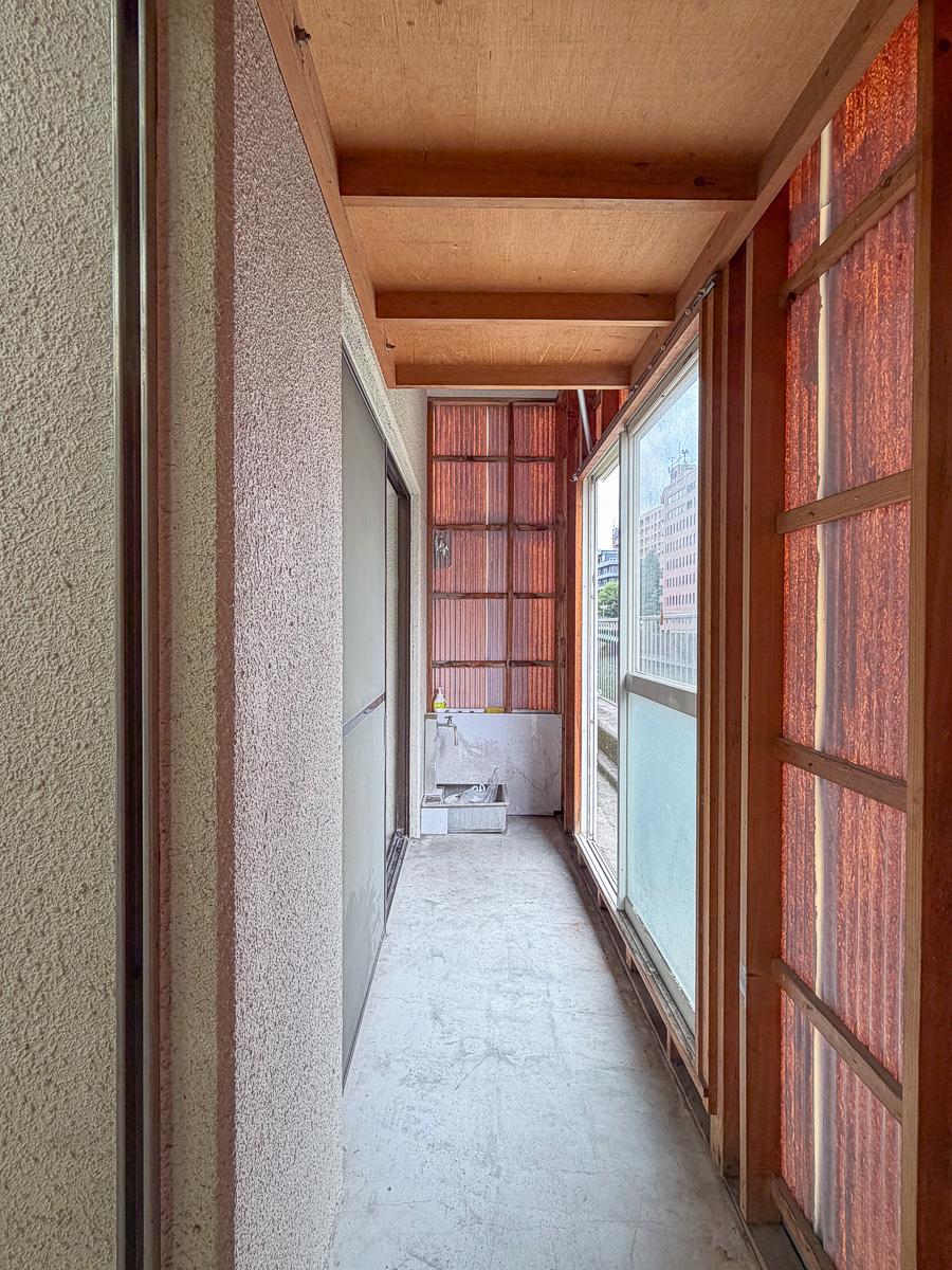 千代田区東神田の賃貸物件/窓際。上には造作の棚
