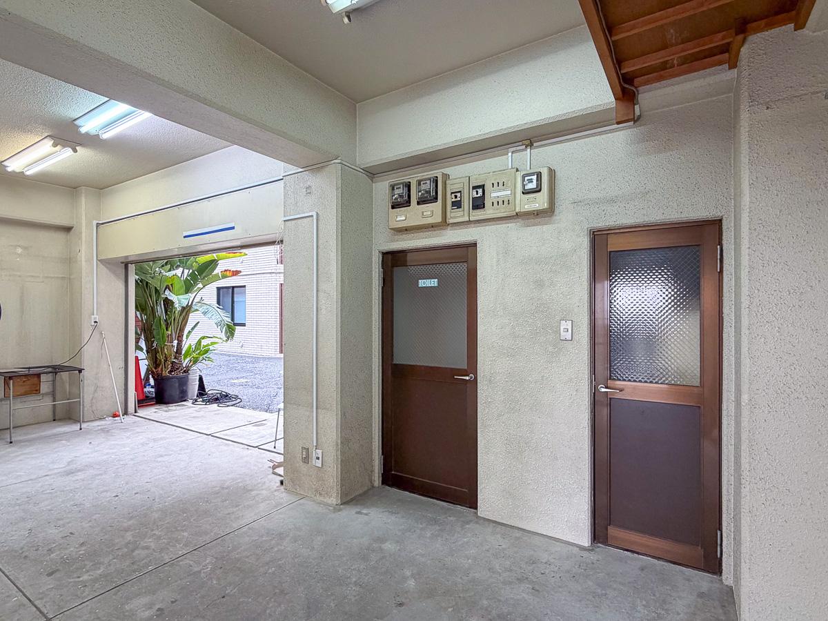 千代田区東神田の賃貸物件/別角度。左側の扉がトイレです