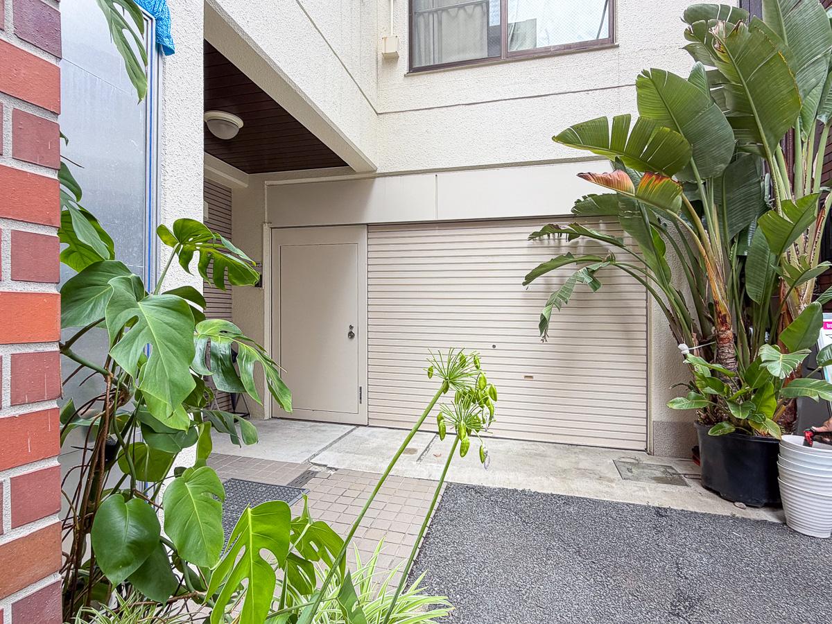 千代田区東神田の賃貸物件/シャッターを閉じた外観。左のドアから室内に入れます