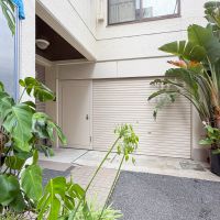 千代田区東神田の賃貸物件/シャッターを閉じた外観。左のドアから室内に入れます