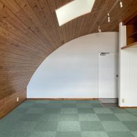 杉並区和田の賃貸物件/リビングを北に向かって。床にはグリーンのタイルカーペットが敷いてあります