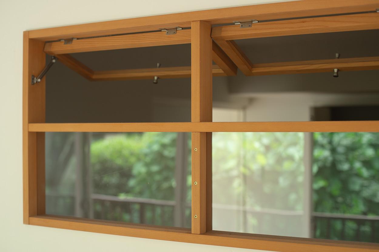 小金井市桜町の賃貸物件/洋室とリビングをつなぐ造作の小窓