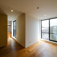 世田谷区代沢の賃貸物件/床から天井まで取られたのっぽな窓から、明るい光が入ります