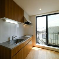 世田谷区代沢の賃貸物件/窓際に設置されたキッチン。コンロはIH2口です