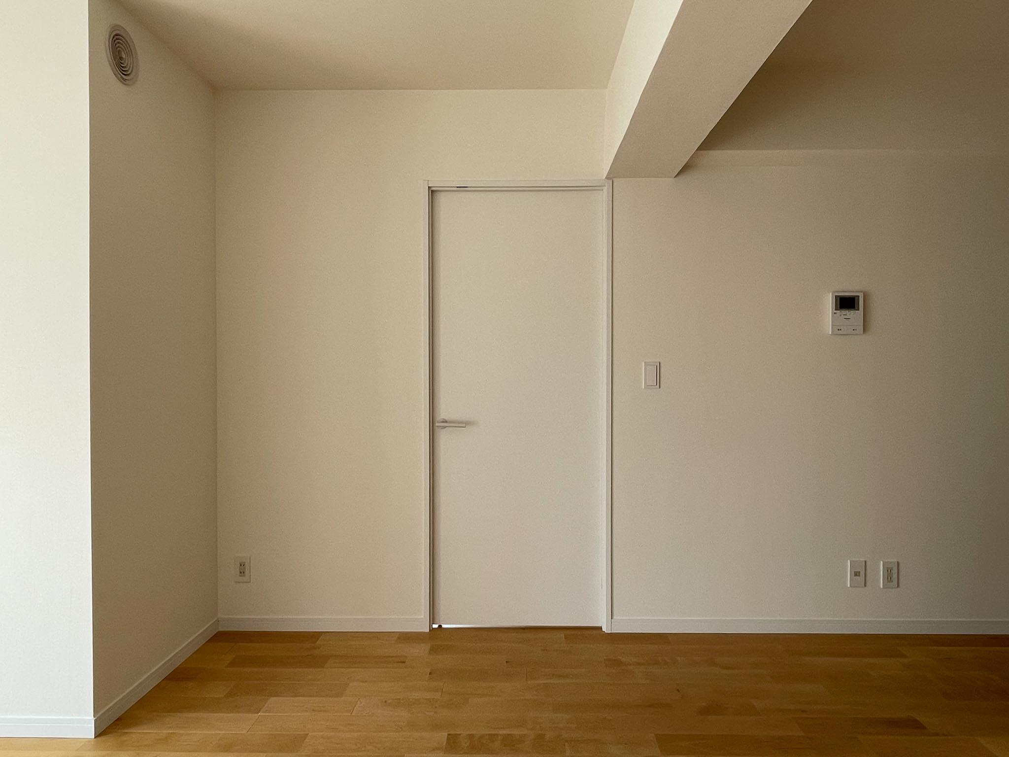 江戸川区中葛西の賃貸物件/リビング横の洋室に行ってみます。扉もスッキリシンプルなもの