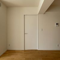江戸川区中葛西の賃貸物件/リビング横の洋室に行ってみます。扉もスッキリシンプルなもの