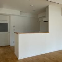 江戸川区中葛西の賃貸物件/窓の外に視線を向けられるキッチン