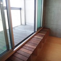 川崎市中原区丸子通の賃貸物件/バルコニーはウッドデッキになっています。室内にも連続していて、下部は収納