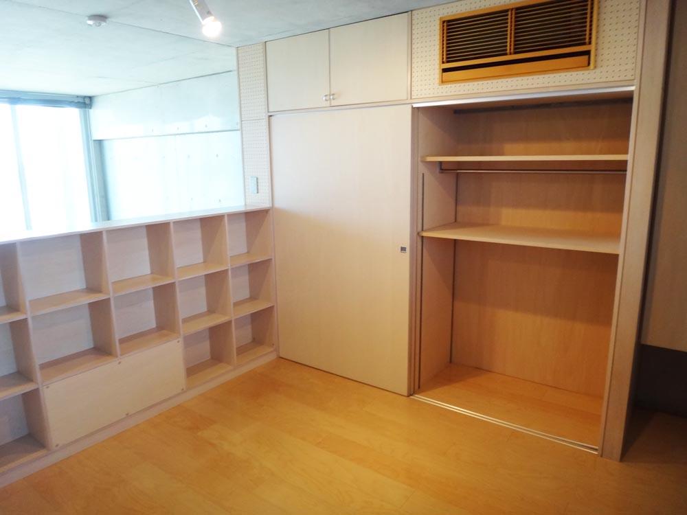 上階の居室は収納が多く、エアコンは壁面に隠す工夫がされています