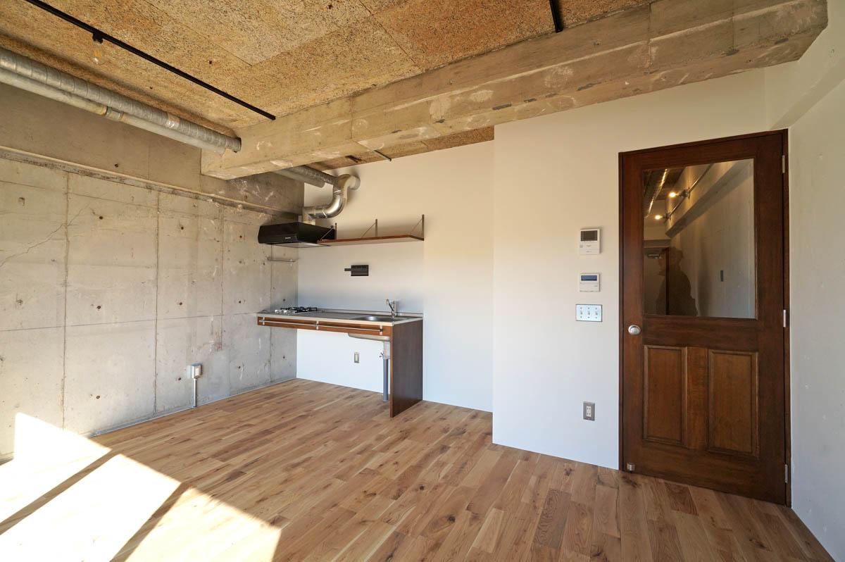 新宿区西早稲田の賃貸物件/天井は木毛セメント板、床は無垢フローリング。東西の壁面はコンクリート