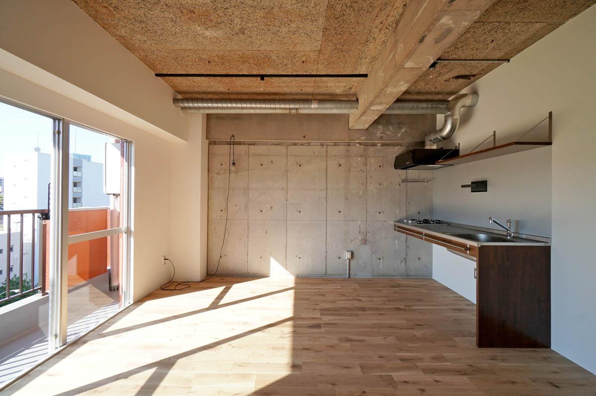 新宿区西早稲田の賃貸物件/リビング。打ちっぱなしの壁面がいいアクセントに