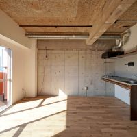 新宿区西早稲田の賃貸物件/リビング。打ちっぱなしの壁面がいいアクセントに