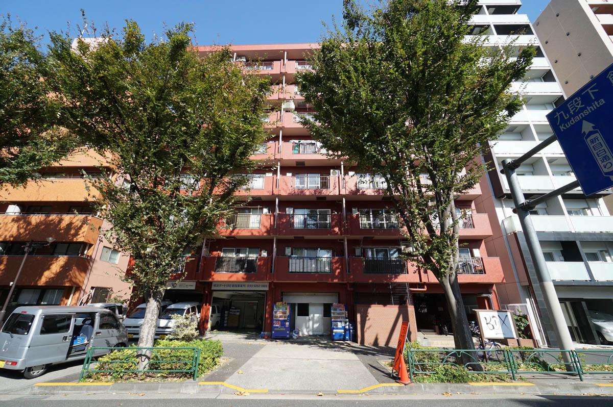 新宿区西早稲田の賃貸物件/外観。大通りと神田川に挟まれたマンション