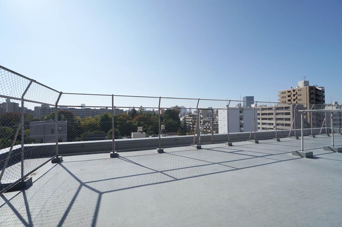 新宿区西早稲田の賃貸物件/屋上。洗濯物が干せます