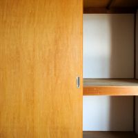 板橋区稲荷台の賃貸物件/ふすまだった部分には、木製の建具を入れました　交換して10年ちょっと、日に焼けていいアジが出てきました