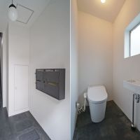 中央区日本橋馬喰町の賃貸物件/1階ポストはアイアン塗装／2階と3階に共用トイレがあります