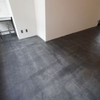 中央区日本橋馬喰町の賃貸物件/墨色で着色したモルタル床（※シンク位置の違う別の部屋の参考写真です）