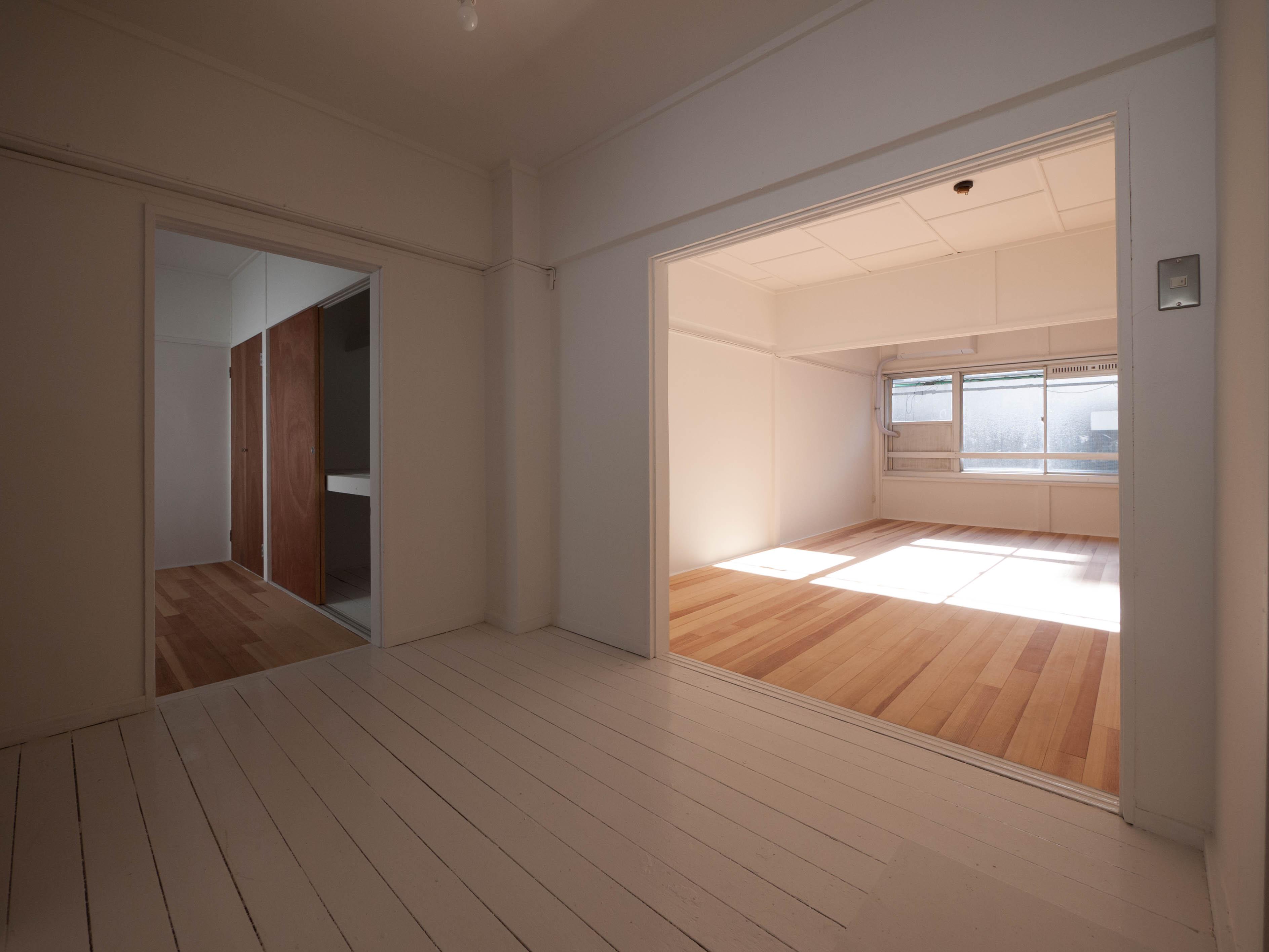 横浜市中区弁天通の賃貸物件/左側が個室、右側がメインスペースです