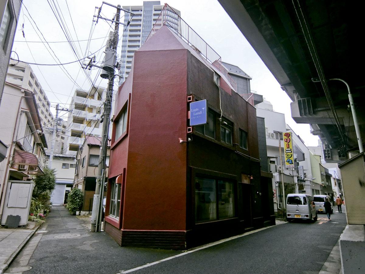 三角形のビル