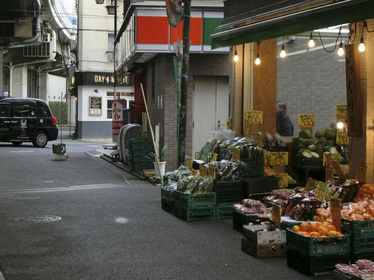 前の通りには、昔ながらの八百屋があります