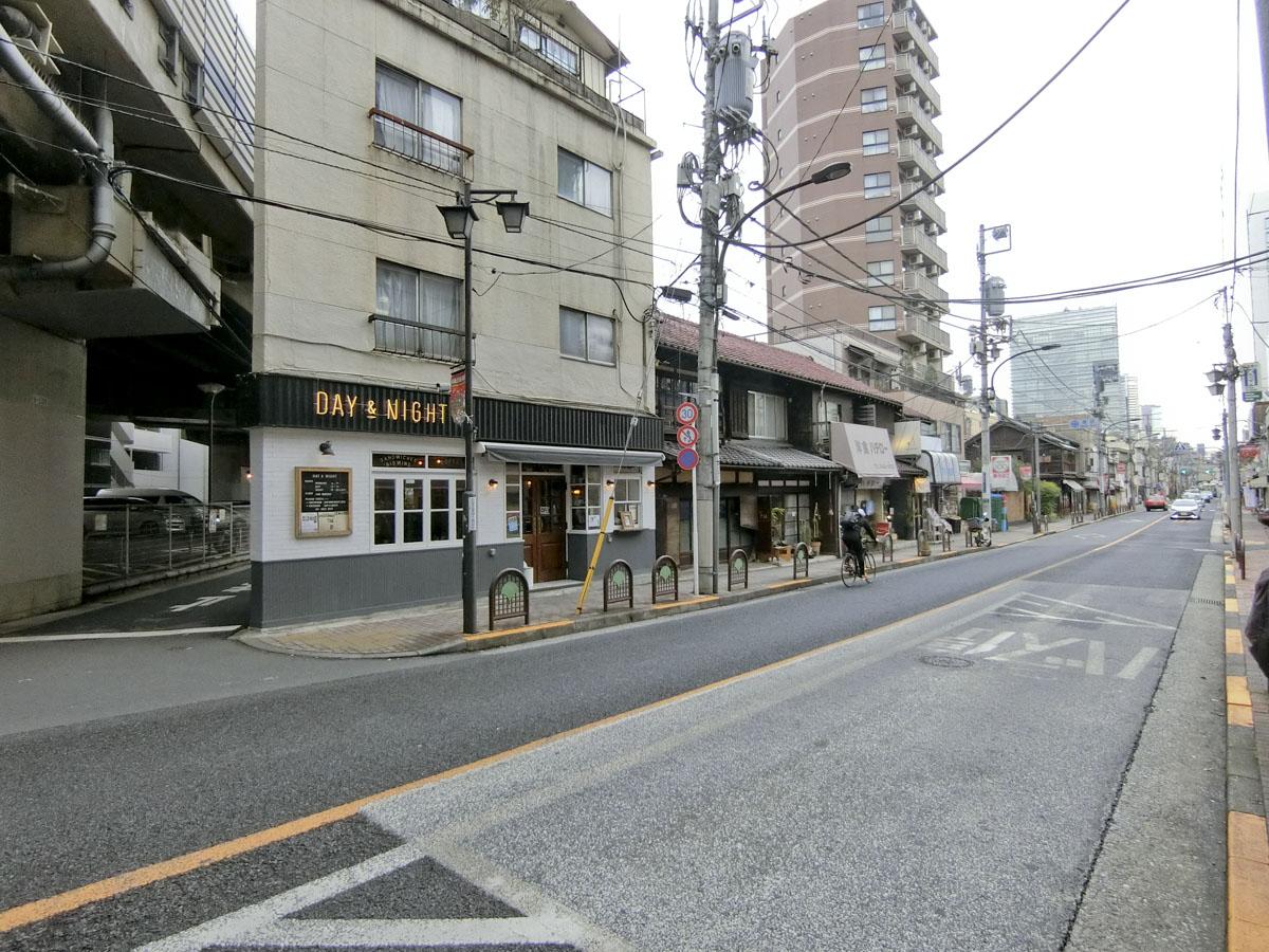 古ビルに入っているサンドイッチショップをはじめ、古い建物の店が並んでいます