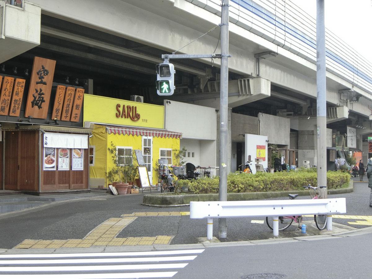 交差点側から見ると、首都高高架下にも店が入っています
