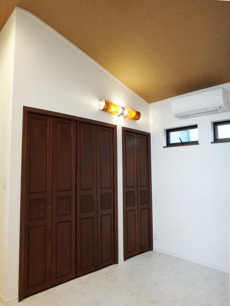 2階の寝室は勾配天井で開放的です。収納もしっかりとあります