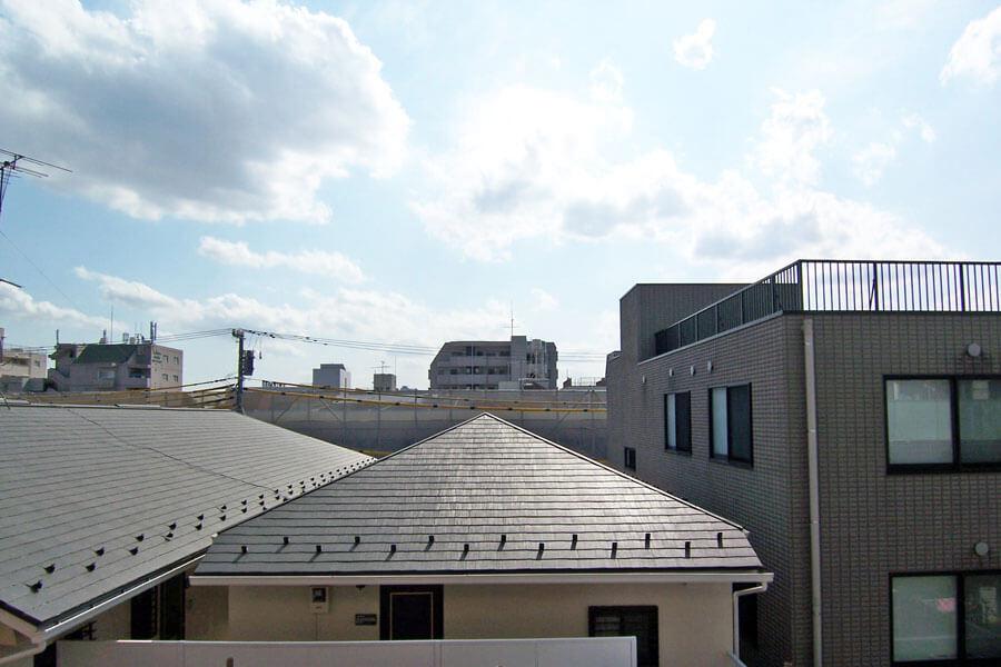 杉並区井草の賃貸物件/バルコニーからはこんな感じ。抜けのある眺望ではありませんが、空が広く感じます