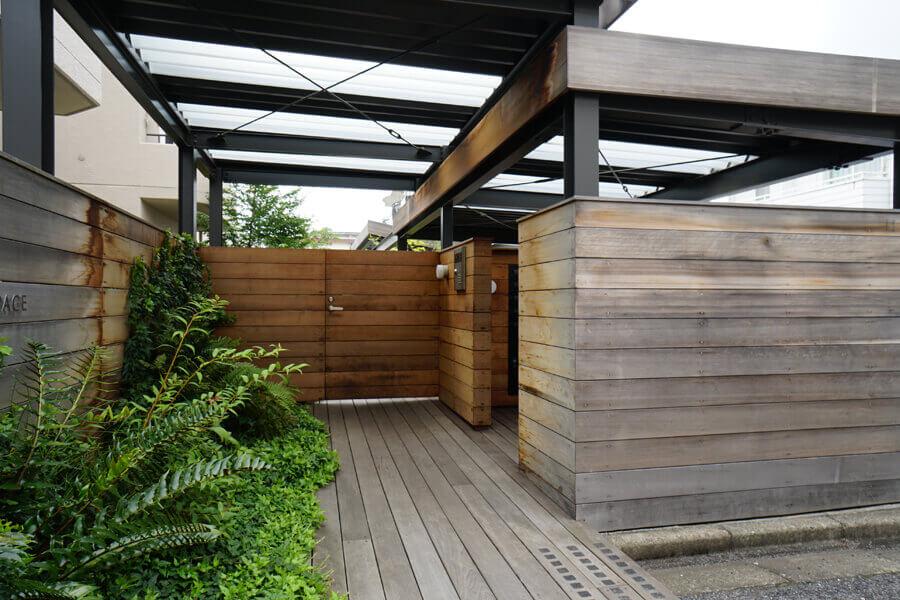 杉並区井草の賃貸物件/マンションのエントランス。経年変化した木と大きく育った植栽がいい感じです