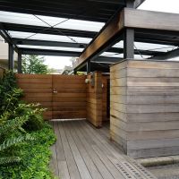杉並区井草の賃貸物件/マンションのエントランス。経年変化した木と大きく育った植栽がいい感じです