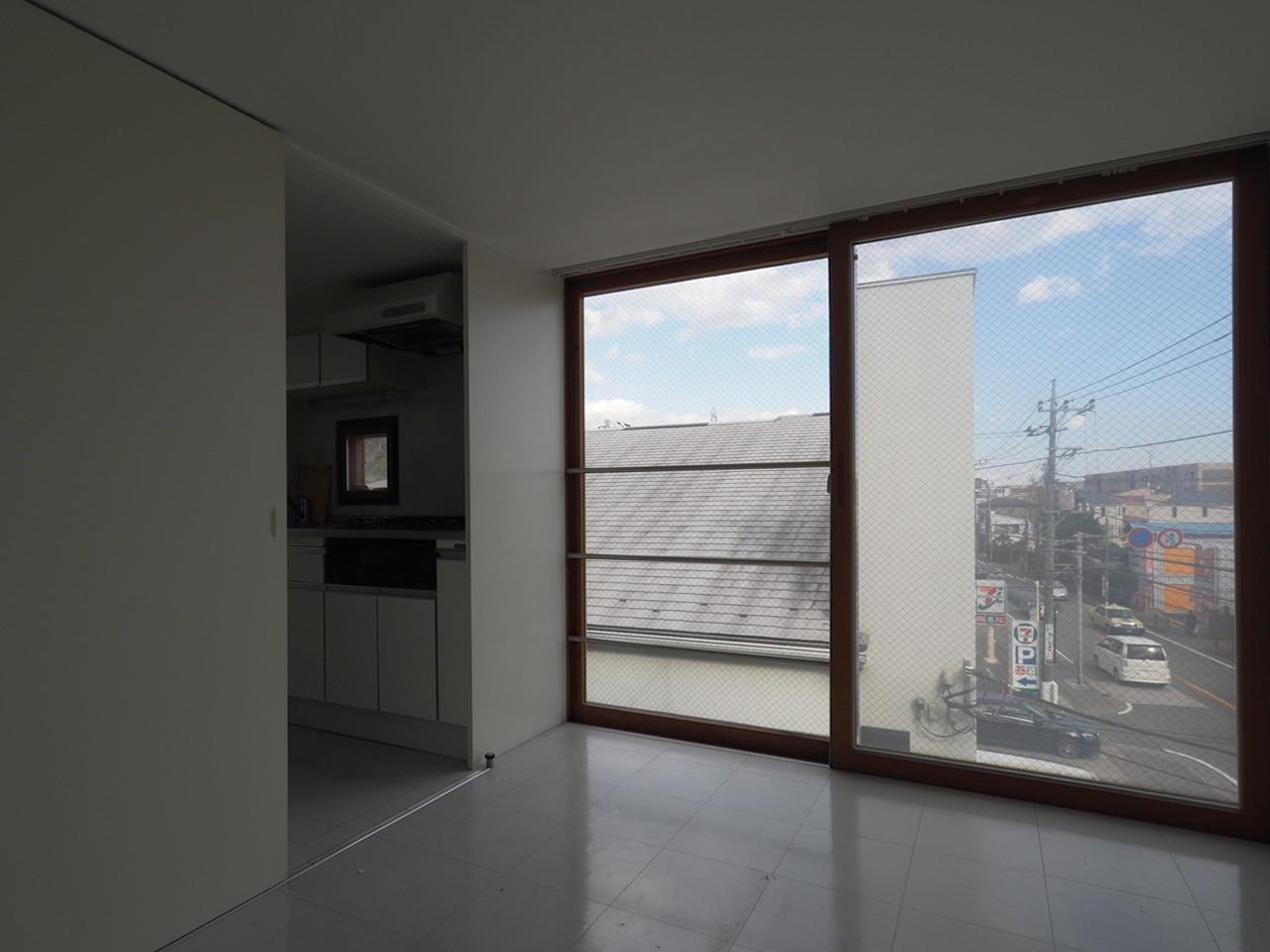 川崎市宮前区神木本町の賃貸物件/寝室にも大きな窓があります。エアコンはありません