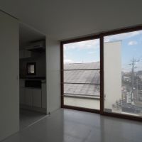 川崎市宮前区神木本町の賃貸物件/寝室にも大きな窓があります。エアコンはありません