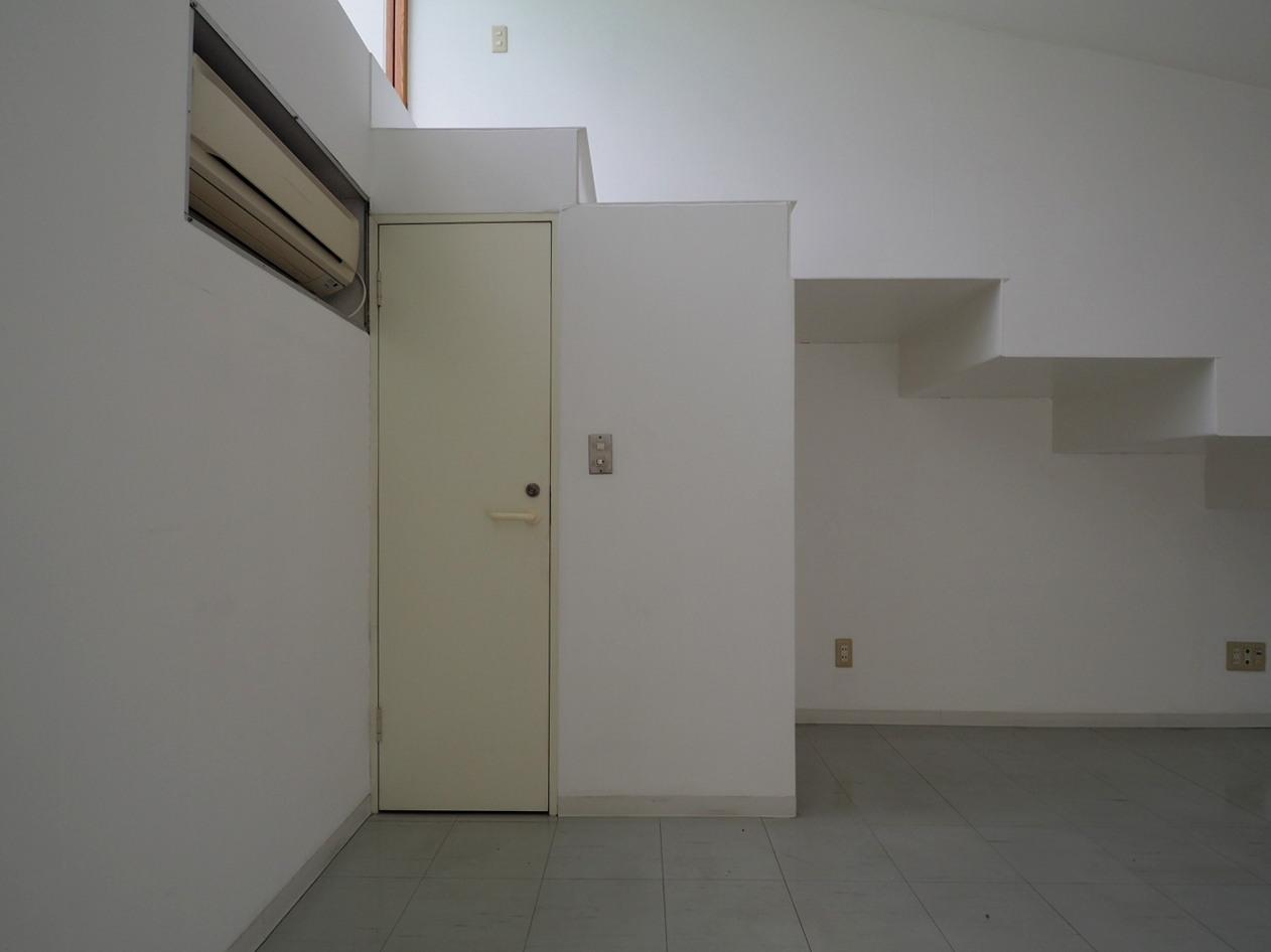 川崎市宮前区神木本町の賃貸物件/階段の下にトイレ