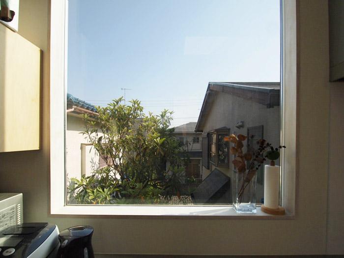 ちょうど建物と建物の隙間を生かしてつくられた窓。抜けるような眺めがいい。
