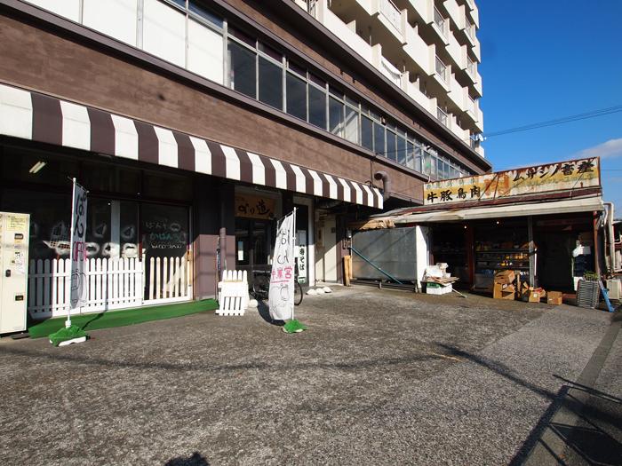 パン屋さん入っていたり、食品問屋が入っていたり。