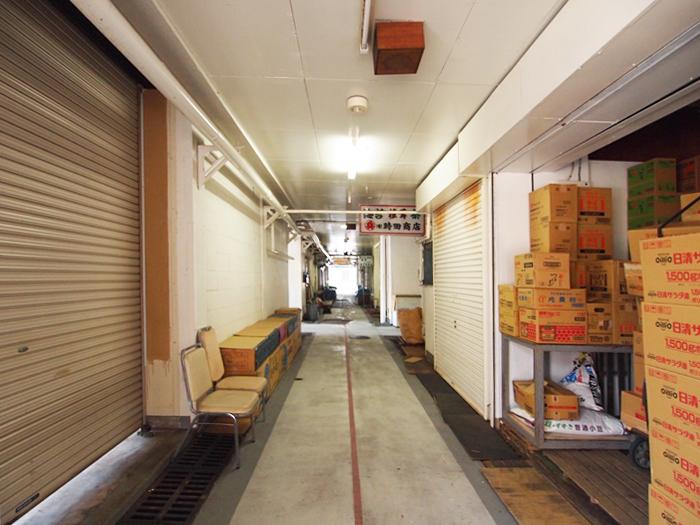 中に入るとこのような通路が。