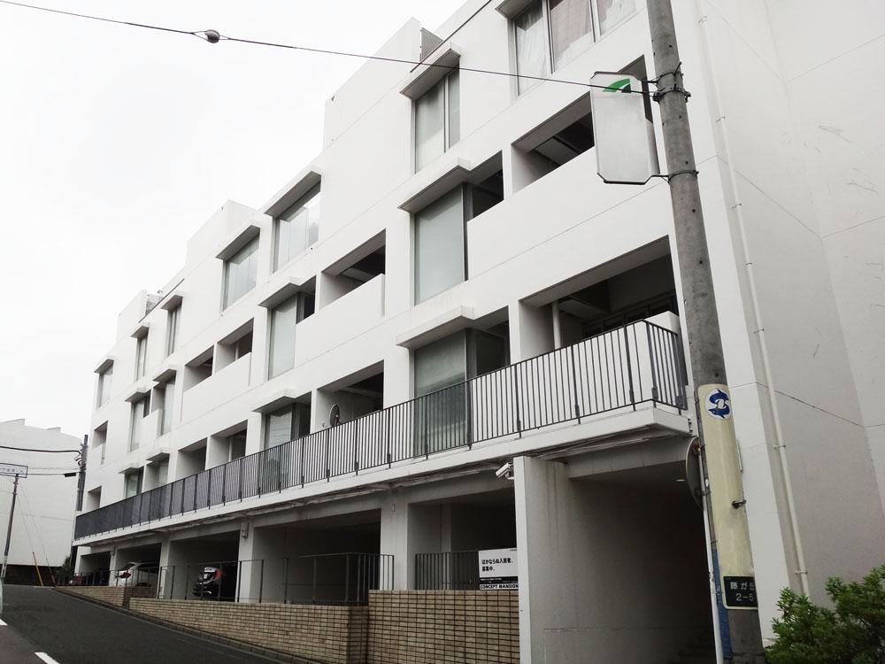 白のキレイな外観にバルコニーの開口部がデザイン