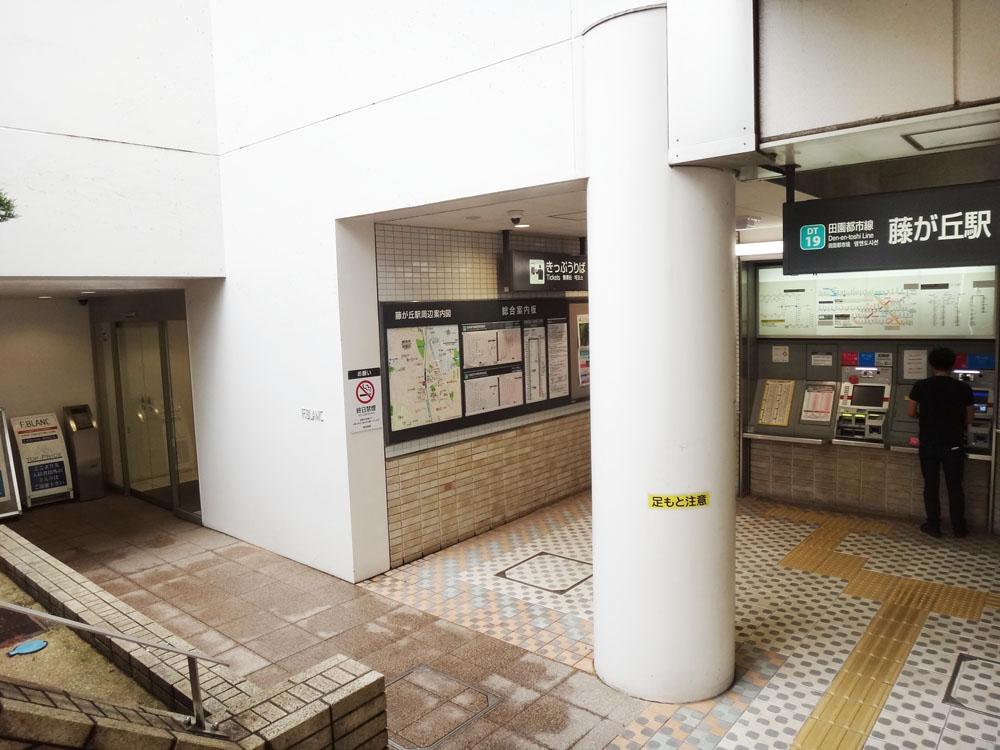 右が駅の改札、左がマンションのエントランスという近さ