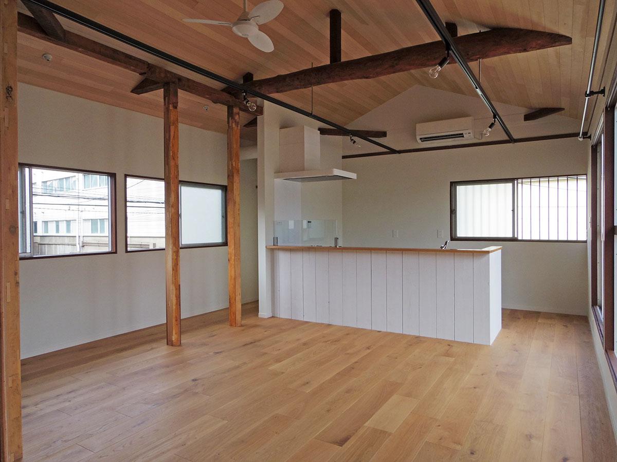 品川区荏原の賃貸物件/2階リビング。最大で3mほどの天井高で開放感があります