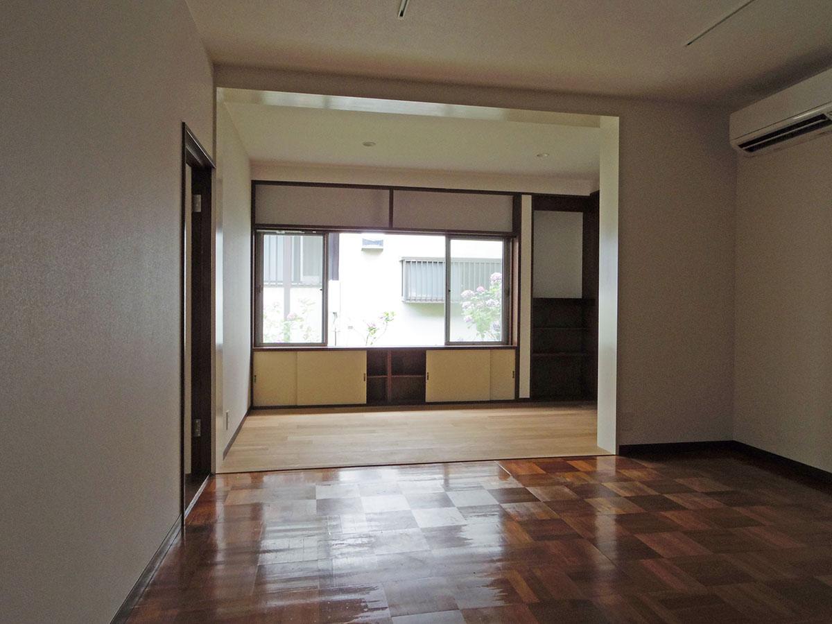 品川区荏原の賃貸物件/玄関を入って正面の洋室。窓からは紫陽花が見えます