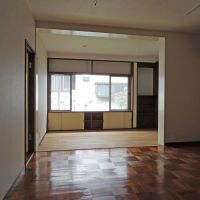 品川区荏原の賃貸物件/玄関を入って正面の洋室。窓からは紫陽花が見えます